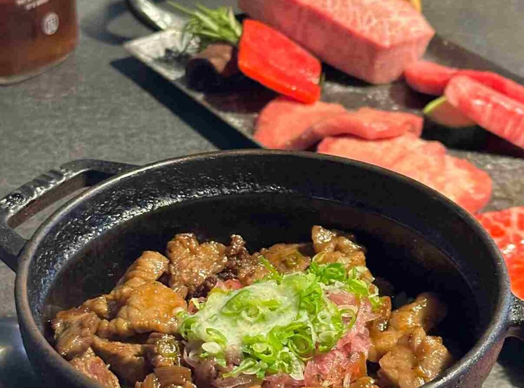 台中┃燒肉中山：必吃蒜香牛肉飯，全程代烤輕鬆享受頂級美味！