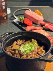 Read more about the article 台中┃燒肉中山：必吃蒜香牛肉飯，全程代烤輕鬆享受頂級美味！