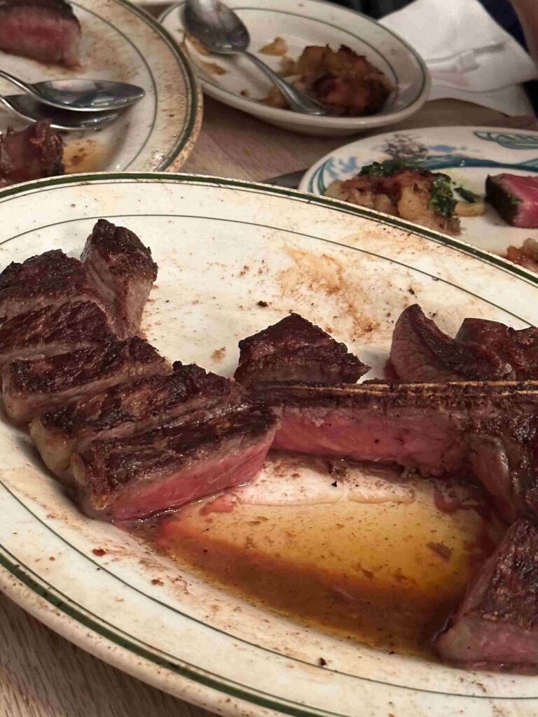 紐約美食｜Peter Luger Steak House：布魯克林必吃，百年經典牛排的傳奇美味！點招牌丁骨牛排、厚切培根和濃郁紐約起司蛋糕，百年傳奇經典美味！