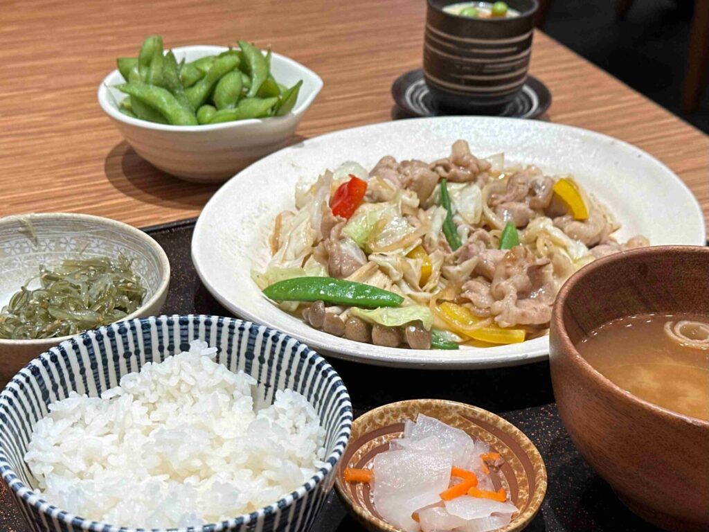 彌生軒 やよい軒｜台中lalaport餐廳推薦，必點南蠻炸雞與雙人套餐CP值高！