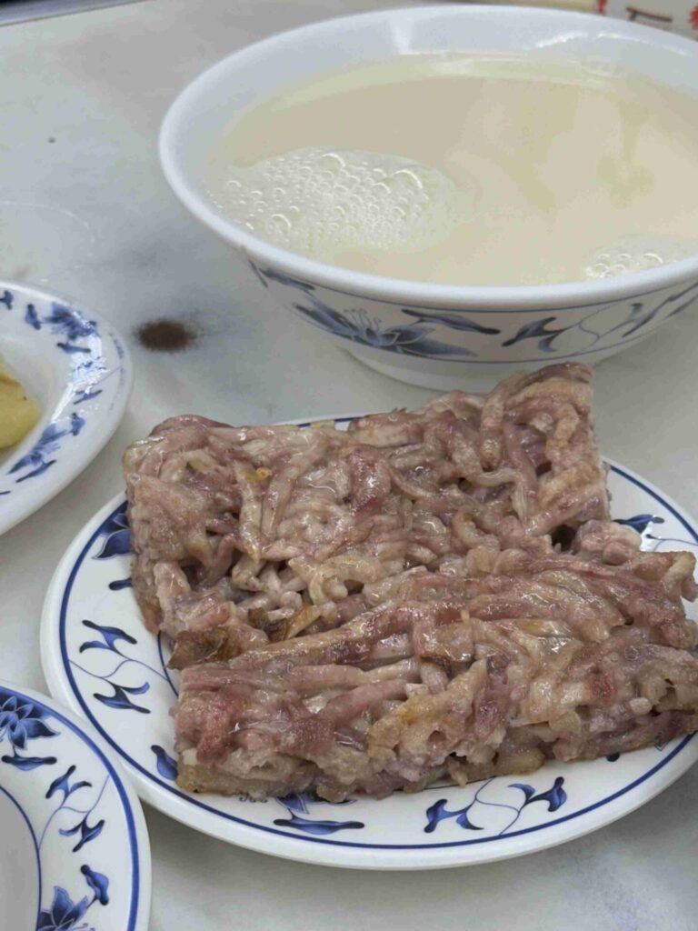 台中｜來來豆漿： 24 小時營業，不分早晚都能喝到有焦香味的豆漿！