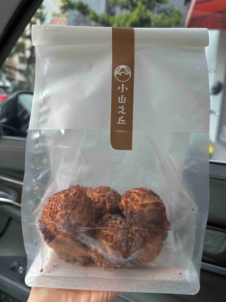 台中美食｜小山之丘：人氣爆棚的焦糖小泡芙，蔥花控與甜點迷必訪麵包店