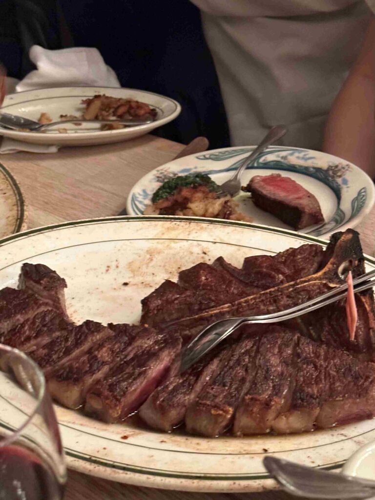 紐約美食｜Peter Luger Steak House：布魯克林必吃，百年經典牛排的傳奇美味！點招牌丁骨牛排、厚切培根和濃郁紐約起司蛋糕，百年傳奇經典美味！