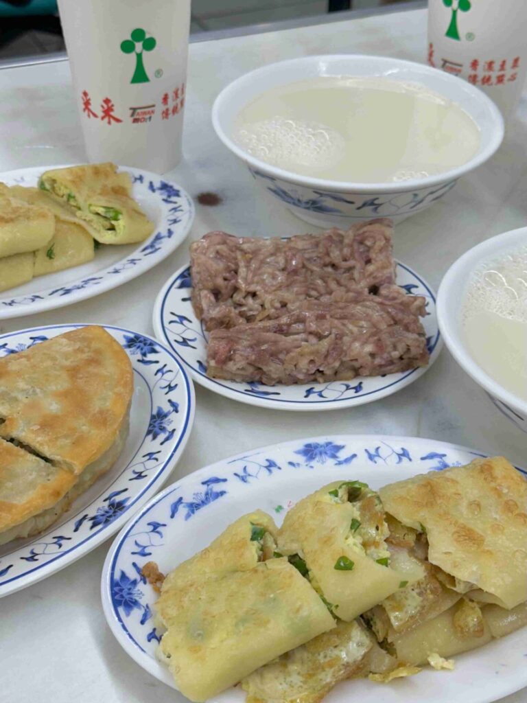 台中｜來來豆漿： 24 小時營業，不分早晚都能喝到有焦香味的豆漿！