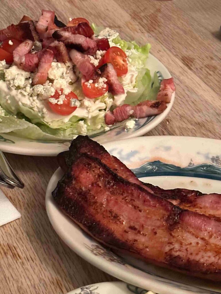 紐約美食｜Peter Luger Steak House：布魯克林必吃，百年經典牛排的傳奇美味！點招牌丁骨牛排、厚切培根和濃郁紐約起司蛋糕，百年傳奇經典美味！