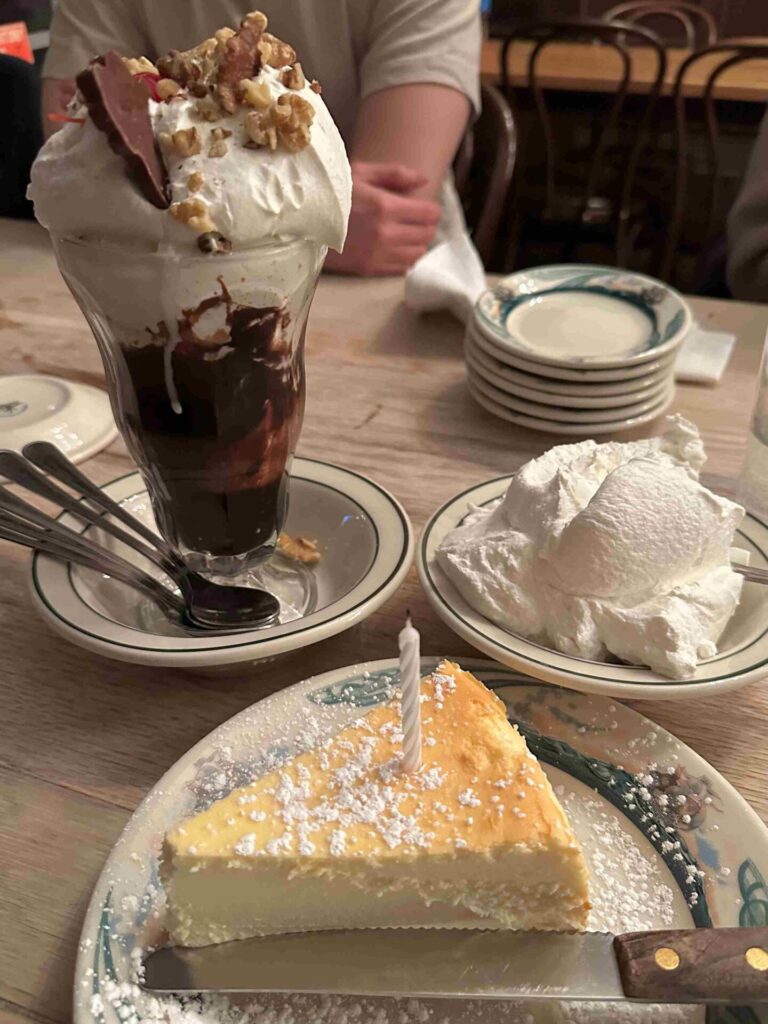紐約美食｜Peter Luger Steak House：布魯克林必吃，百年經典牛排的傳奇美味！點招牌丁骨牛排、厚切培根和濃郁紐約起司蛋糕，百年傳奇經典美味！
