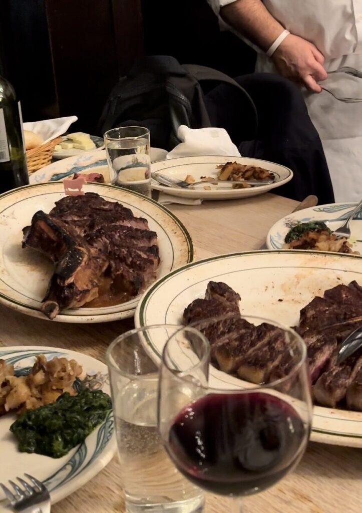 紐約美食｜Peter Luger Steak House：布魯克林必吃，百年經典牛排的傳奇美味！點招牌丁骨牛排、厚切培根和濃郁紐約起司蛋糕，百年傳奇經典美味！