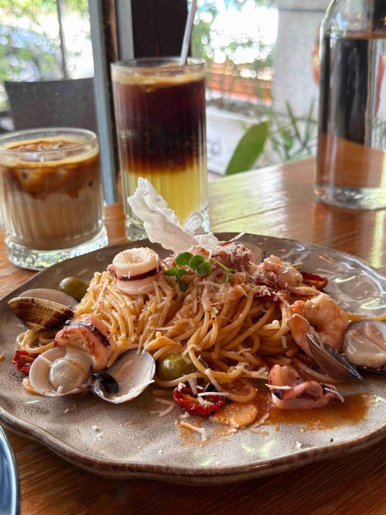 台中美食｜LEAH力芽餐廳：南屯超人氣早午餐，大堆自家水耕生菜與手工煙燻牛肉！