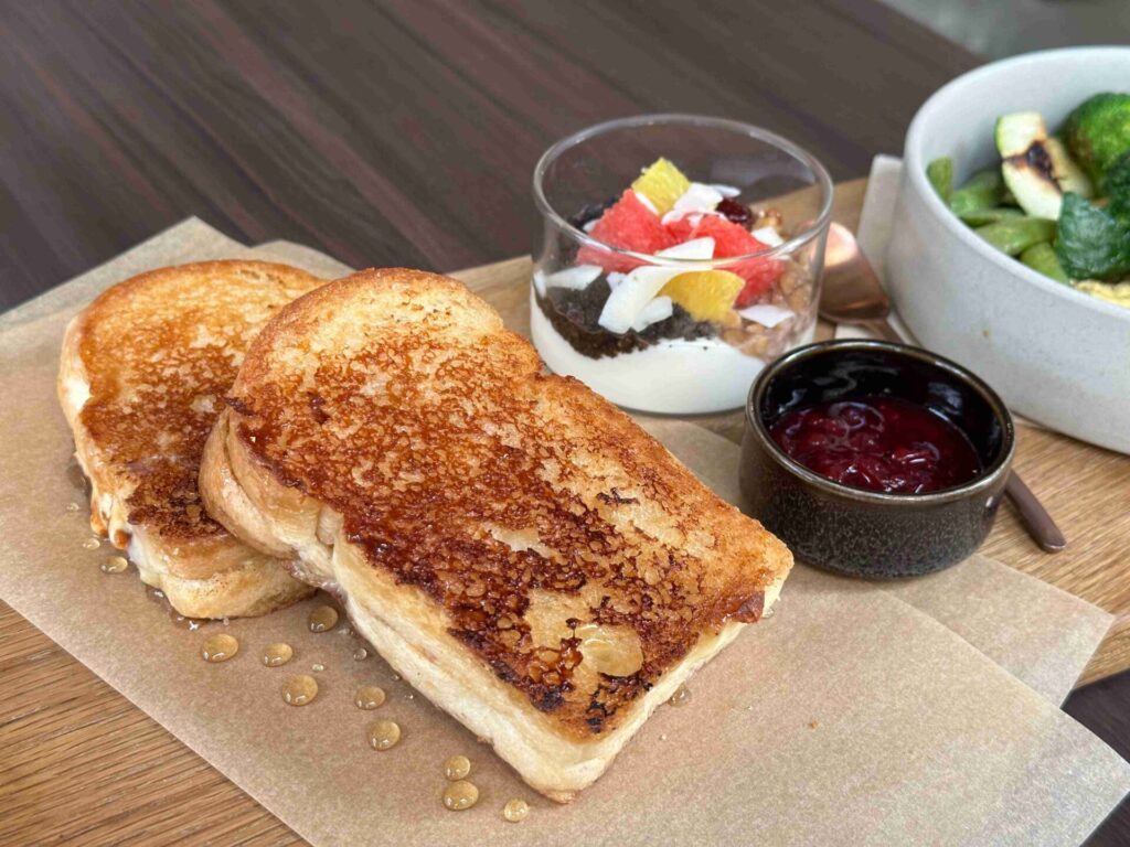 台中美食｜憲賣咖啡 熱河店：北歐風空間裡的療癒早晨時光，必吃北歐招牌早餐Plus！