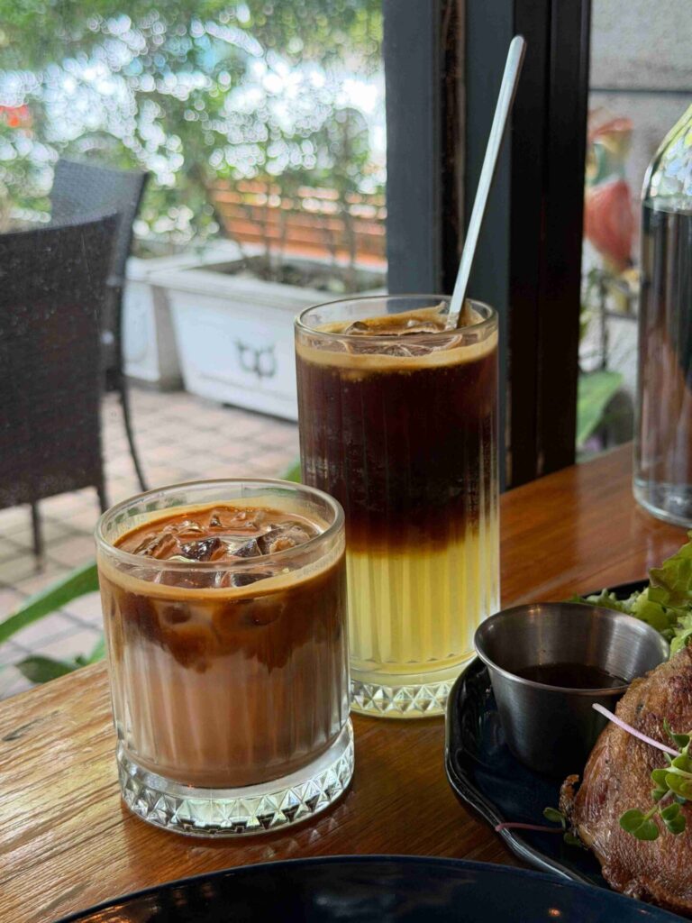台中美食｜LEAH力芽餐廳：南屯超人氣早午餐，大堆自家水耕生菜與手工煙燻牛肉！