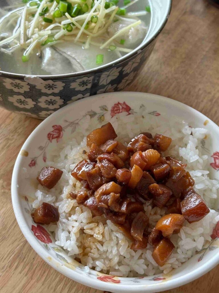 台南美食｜開元路無名虱目魚‧肉燥飯：在地人排隊的老味道，連續四年榮登米其林必比登！
