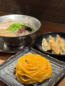 Read more about the article 大阪┃らーめん極 総本店：拉麵、炒飯與煎餃的完美組合，一次滿足所有渴望！