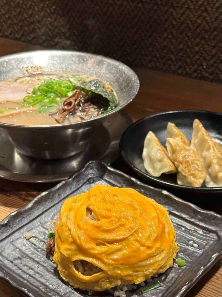 大阪美食｜らーめん極 総本店：拉麵、炒飯與煎餃的完美組合，一次滿足所有渴望！