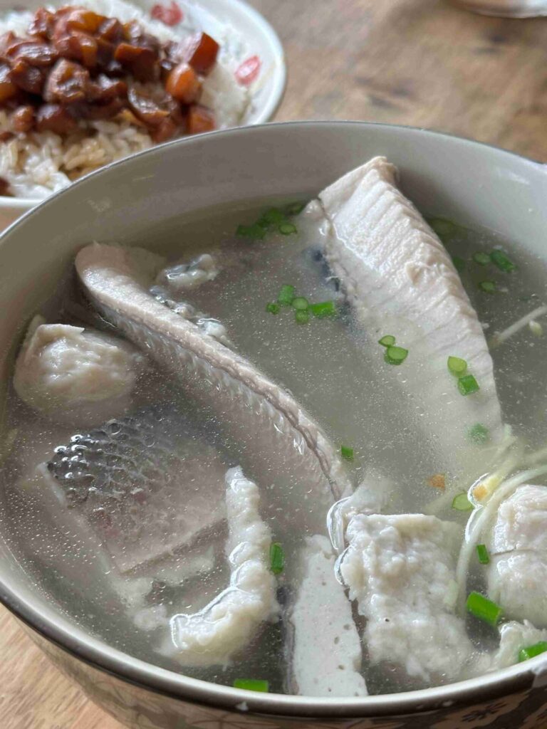 台南美食｜開元路無名虱目魚‧肉燥飯：在地人排隊的老味道，連續四年榮登米其林必比登！