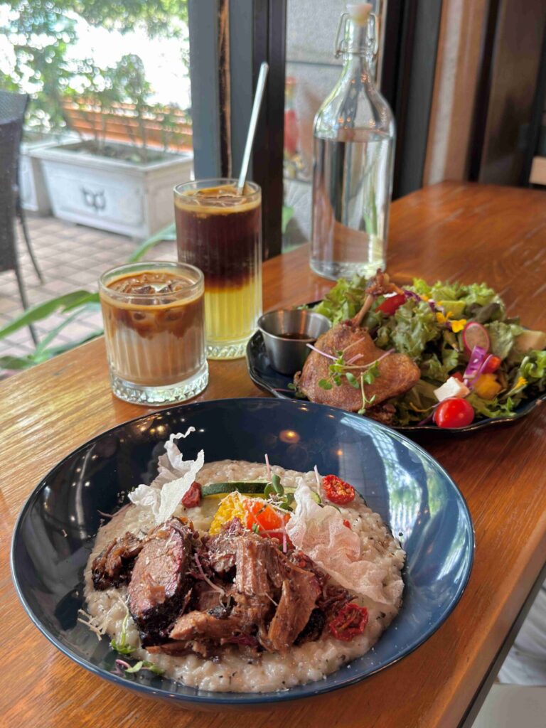 台中美食｜LEAH力芽餐廳：南屯超人氣早午餐，大堆自家水耕生菜與手工煙燻牛肉！