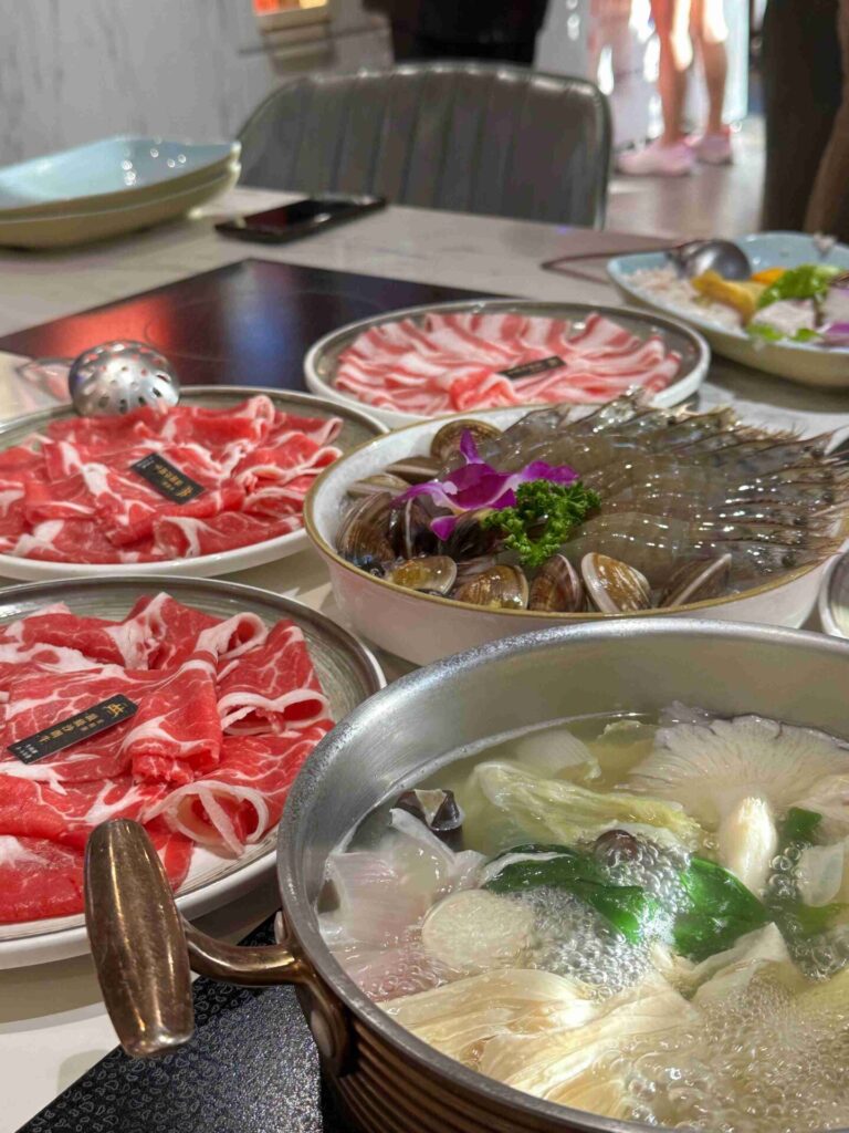 豐原美食｜台中嗑肉石鍋：海鮮肉品新鮮、自助吧超澎湃，打拋豬與咖哩無限供應！