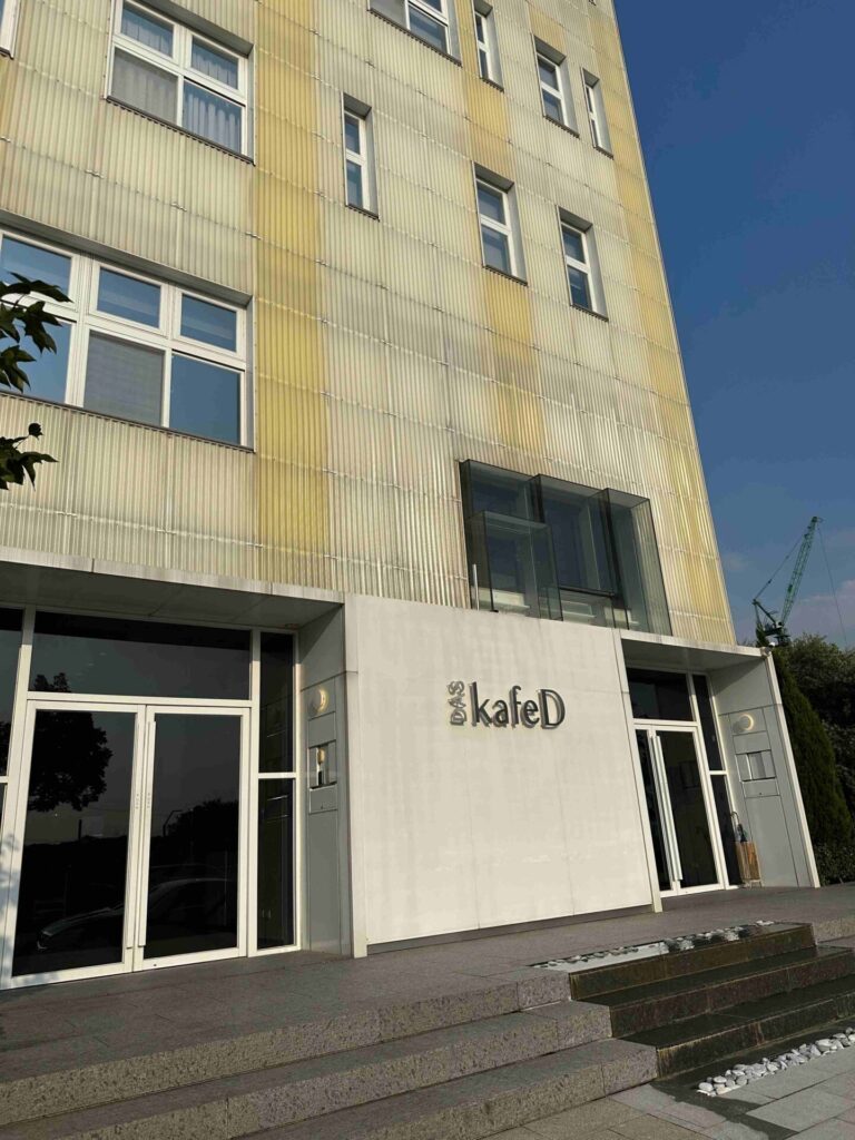 台中美食|kafeD 水湳旗艦店:自家烘焙咖啡豆與自製年輪蛋糕,最美德式咖啡館!