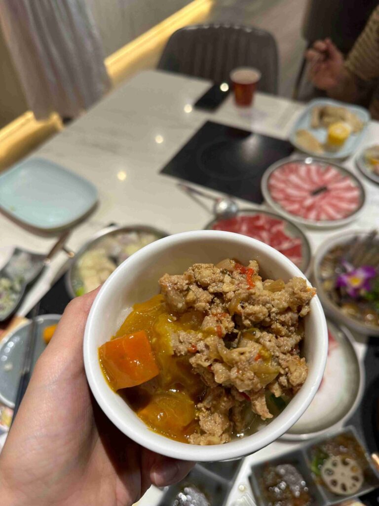 豐原美食｜台中嗑肉石鍋：海鮮肉品新鮮、自助吧超澎湃，打拋豬與咖哩無限供應！