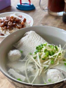 Read more about the article 台南┃開元路無名虱目魚‧肉燥飯：在地人排隊的老味道，連續四年榮登米其林必比登！