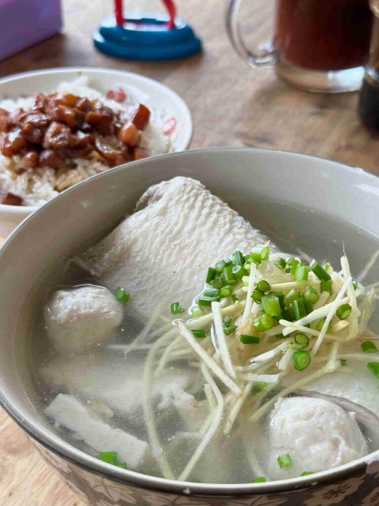 台南美食｜開元路無名虱目魚‧肉燥飯：在地人排隊的老味道，連續四年榮登米其林必比登！