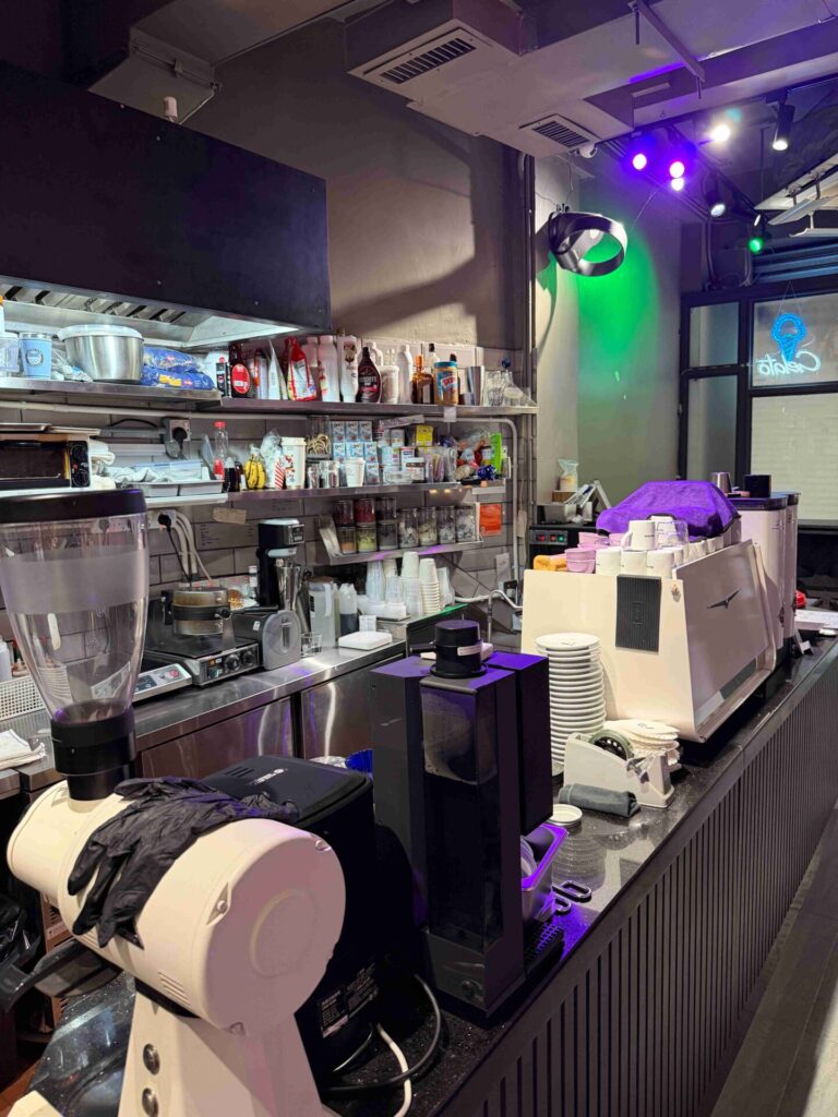 香港上環｜flow float ：綠意與光影的療癒系咖啡獨特空間，大推新品 - 86℃ Crummy咖啡！