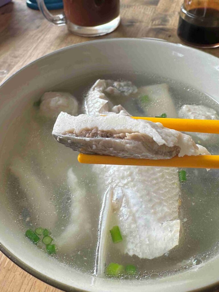 台南美食｜開元路無名虱目魚‧肉燥飯：在地人排隊的老味道，連續四年榮登米其林必比登！