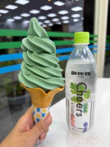 Read more about the article 全家便利商店┃香菜霜淇淋，會永遠留在我的香菜回憶！但香菜氣泡水騙了我！