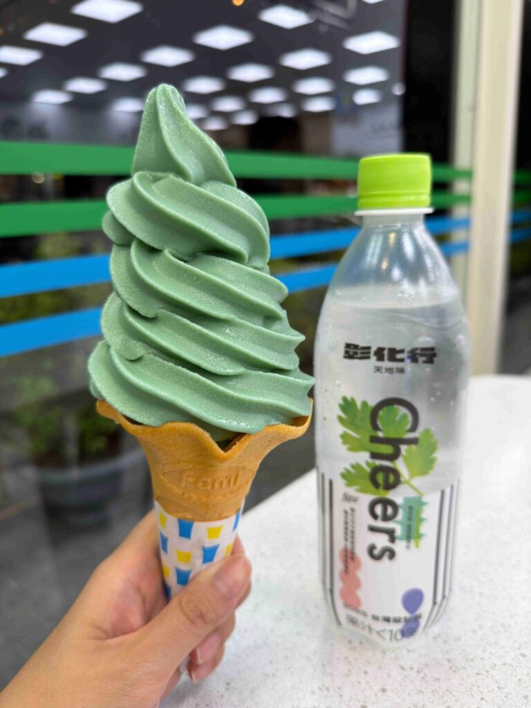全家便利商店｜香菜霜淇淋，會永遠留在我的香菜回憶！但香菜氣泡水騙了我！