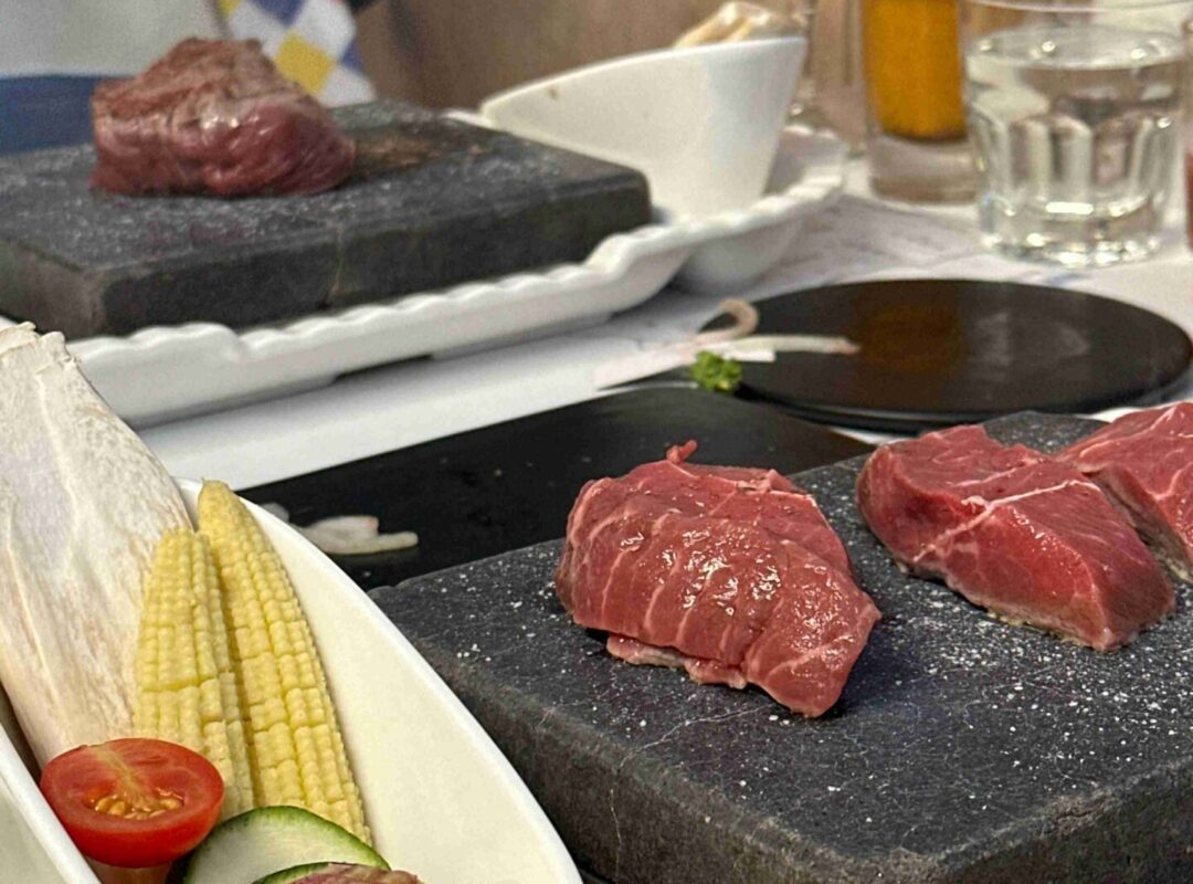 台中┃凱恩斯岩燒牛排：鐵板現煎的經典香氣，大推商業午餐升級雙層螺旋脆皮濃湯！