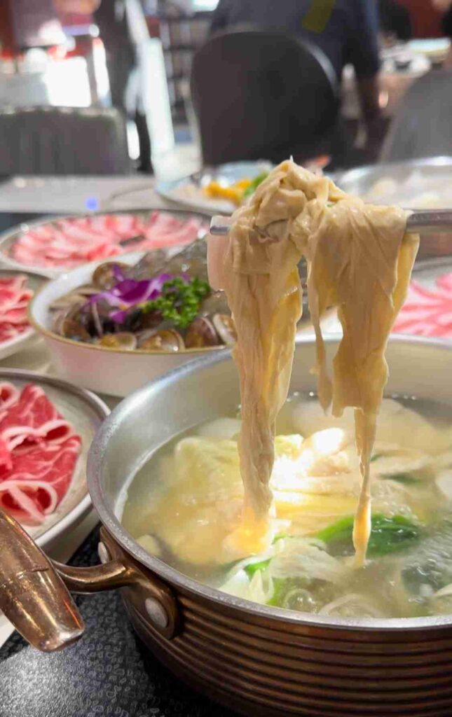 豐原美食｜台中嗑肉石鍋：海鮮肉品新鮮、自助吧超澎湃，打拋豬與咖哩無限供應！