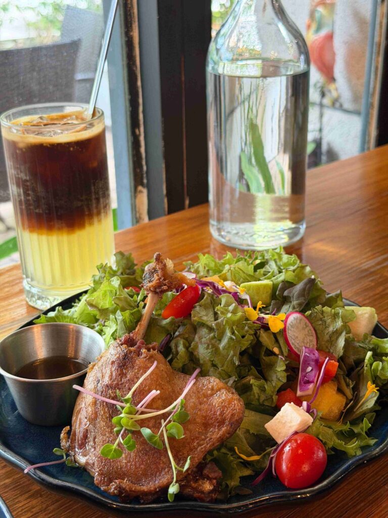 台中美食｜LEAH力芽餐廳：南屯超人氣早午餐，大堆自家水耕生菜與手工煙燻牛肉！