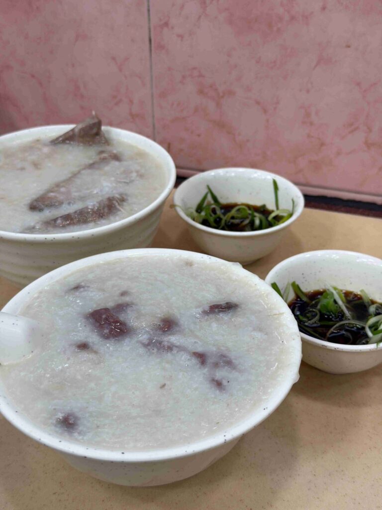 香港上環｜生記粥品專家：超過40年歷史的老字號港式生滾粥，不只米其林推薦，也是在地人最愛的早餐！