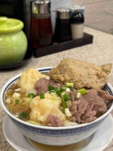 Read more about the article 香港中環┃沾仔記：米其林必比登推薦的平價雲吞麵，大推鮮蝦雲吞跟嫩滑牛肉！