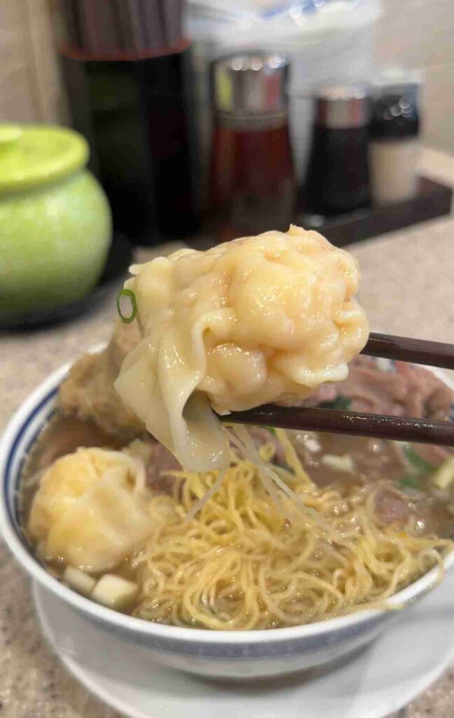香港中環｜沾仔記：米其林必比登推薦的平價雲吞麵，一碗吃到三種經典！