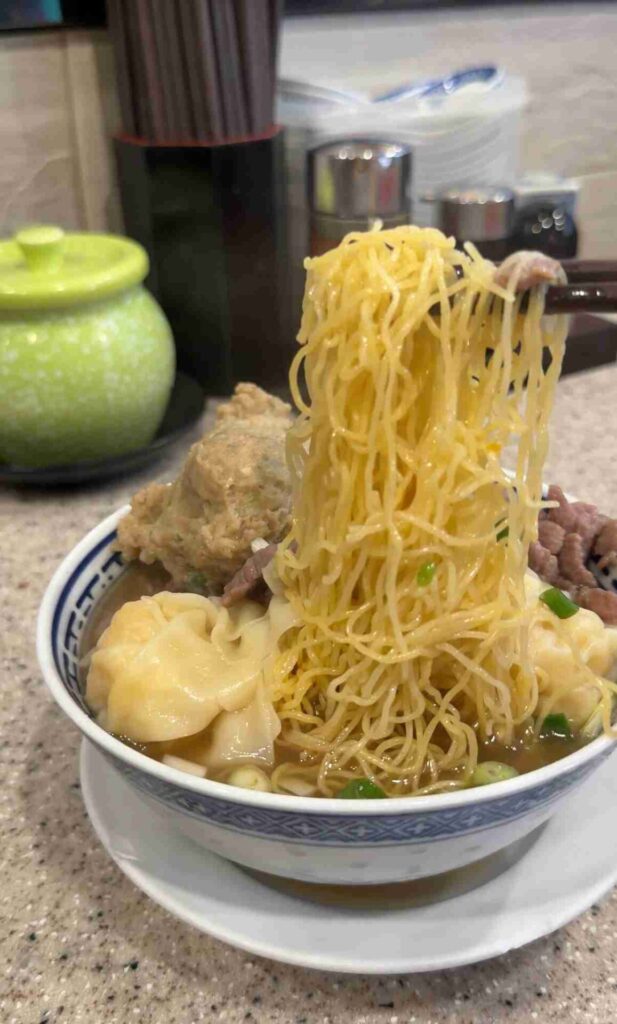 香港中環｜沾仔記：米其林必比登推薦的平價雲吞麵，一碗吃到三種經典！