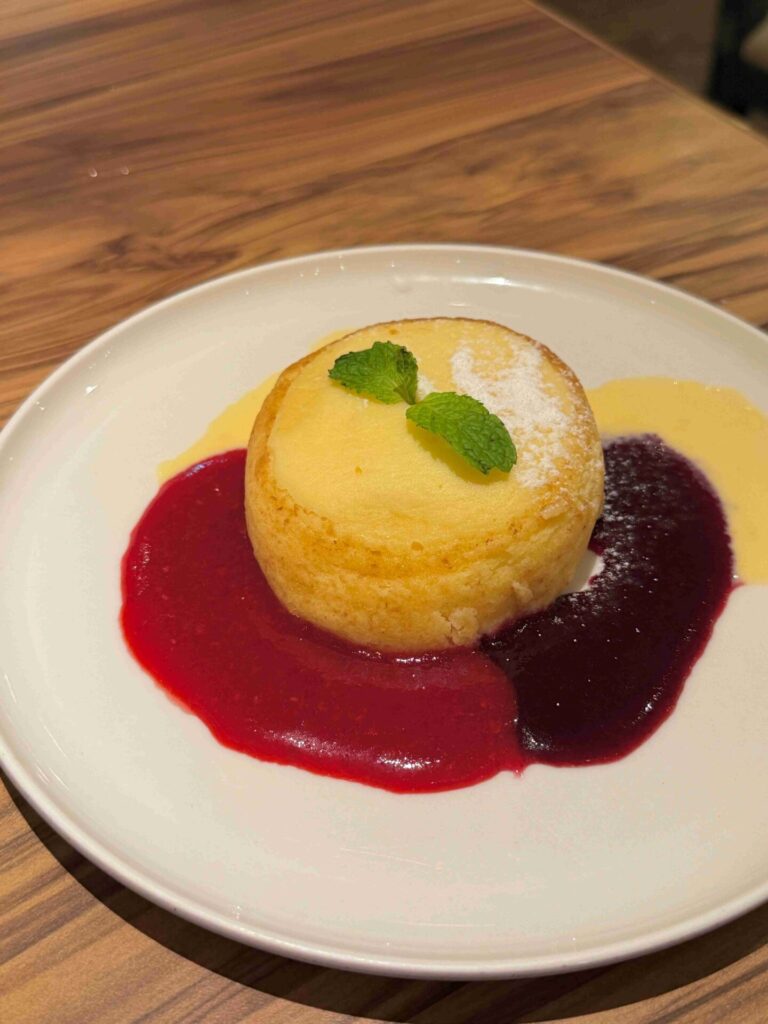 MOLINO 台中
草悟廣場店｜座位超多、寵物友善，沙拉主餐甜點都好吃，飲料超大杯！