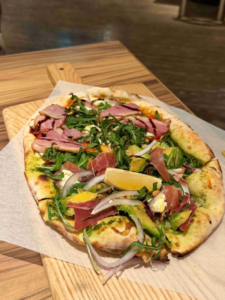 MOLINO 台中
草悟廣場店｜座位超多、寵物友善，沙拉主餐甜點都好吃，飲料超大杯！