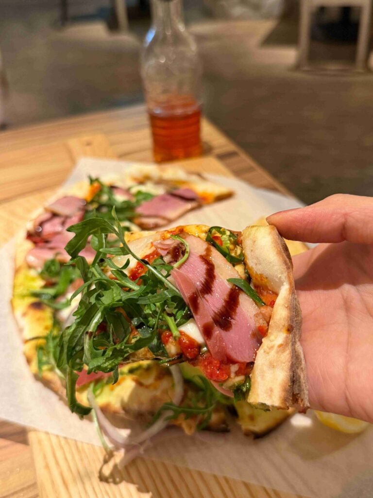 MOLINO 台中
草悟廣場店｜座位超多、寵物友善，沙拉主餐甜點都好吃，飲料超大杯！