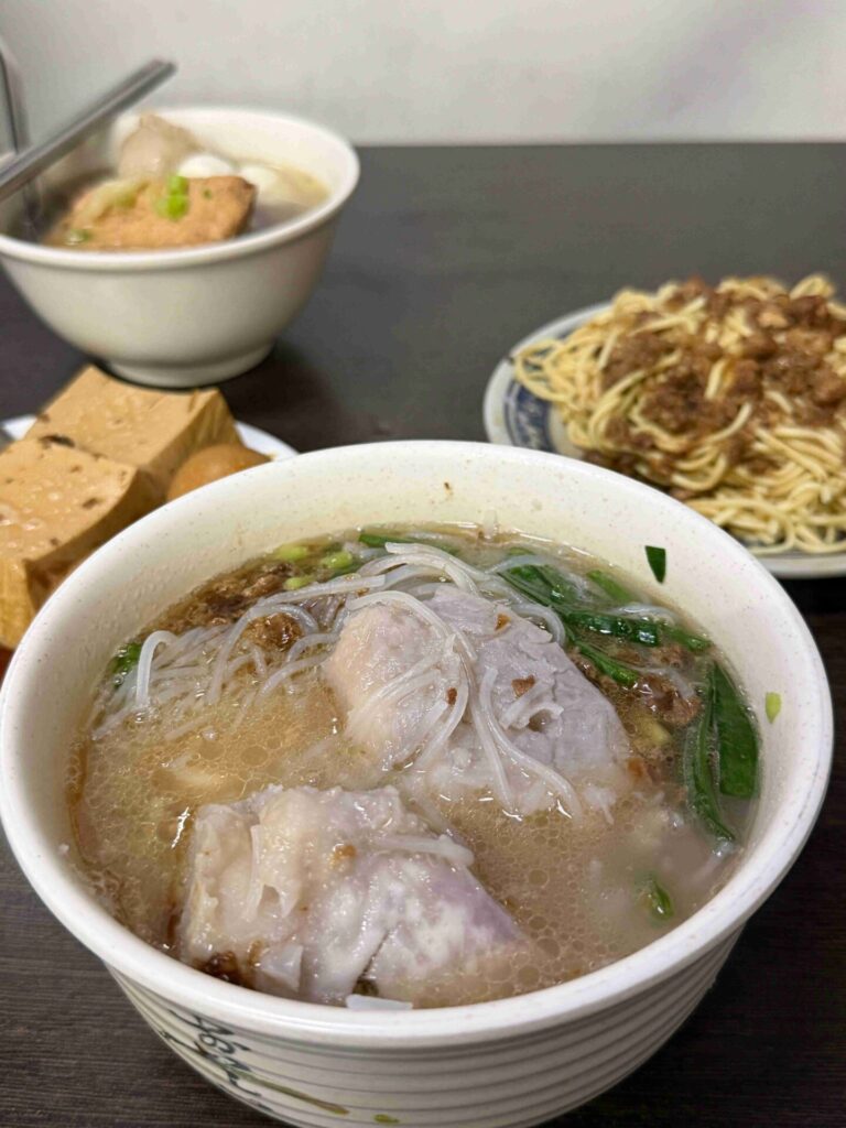 台中美食｜珍品小吃：必點超厲害芋頭米粉，芋頭大塊又鬆軟！