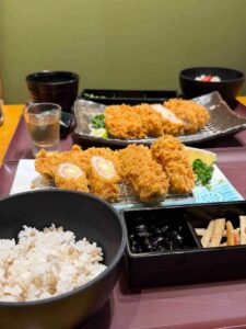 Read more about the article 台中┃勝博殿：大推特上厚切老饕豬排，超厚超多汁，炸牡蠣也沒失望！