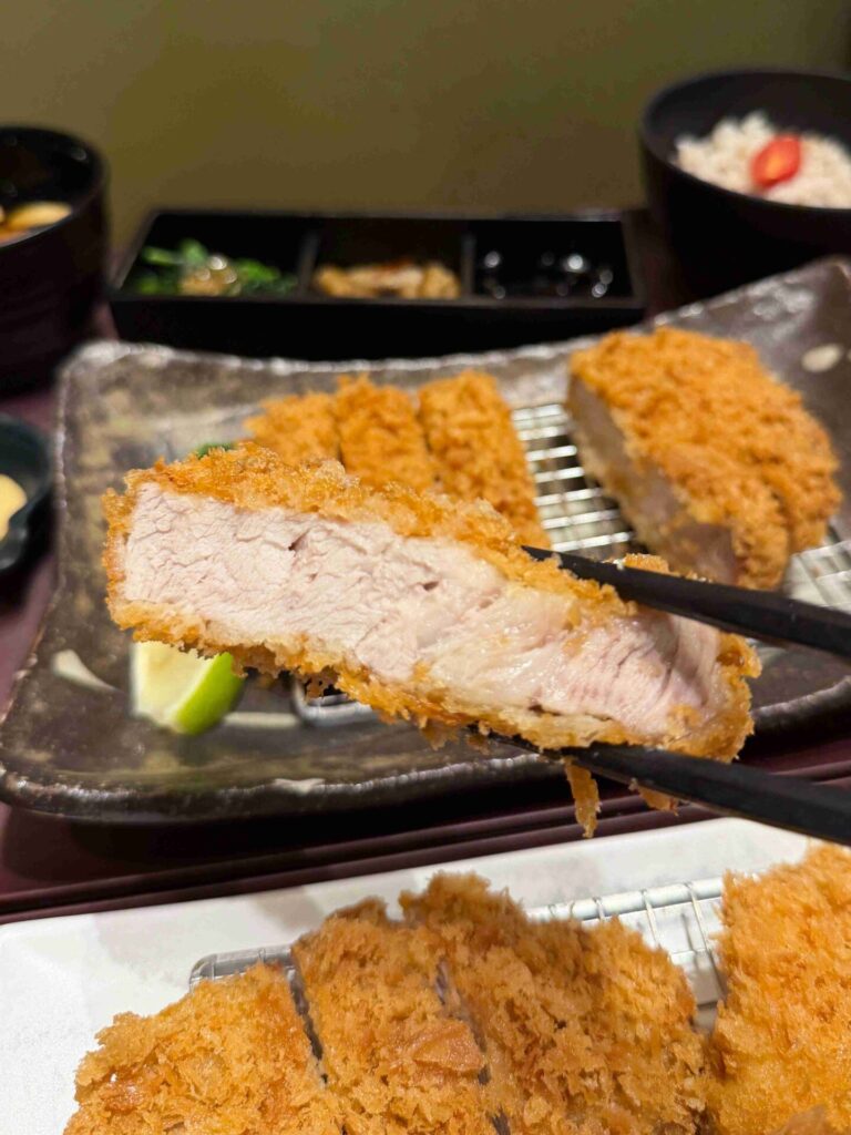 台中美食|勝博殿:大推特上厚切老饕豬排,超厚超多汁,炸牡蠣也沒失望!