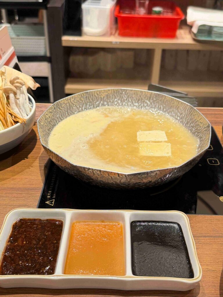 台中美食|新光黑毛屋:被0.5分糖的壽喜燒嚇到!推薦到12/31的柚子鍋,湯頭清爽卻不清淡!