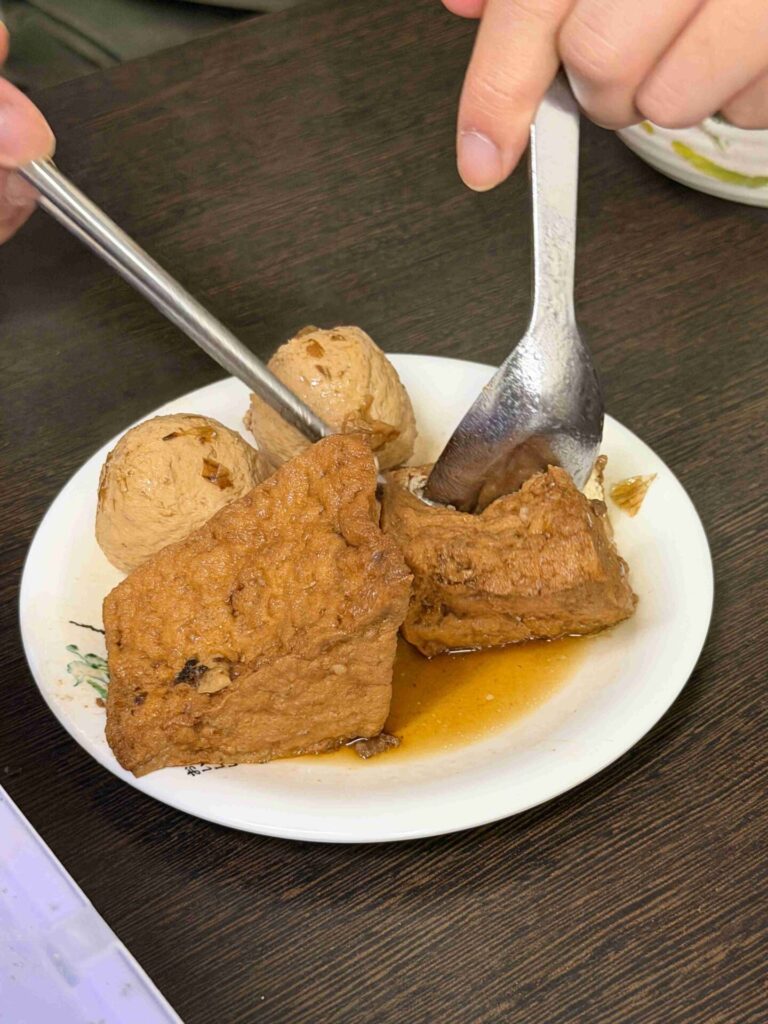 台中美食｜珍品小吃：必點超厲害芋頭米粉，芋頭大塊又鬆軟！