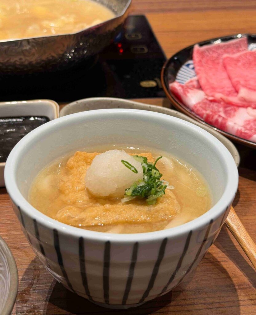 台中美食|新光黑毛屋:被0.5分糖的壽喜燒嚇到!推薦到12/31的柚子鍋,湯頭清爽卻不清淡!