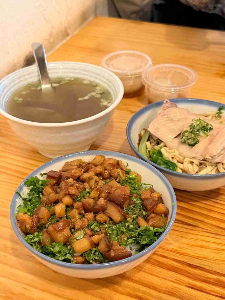 台中美食｜桂蘭麵：隱藏在巷弄裡，為什麼卻連平日中午都客滿？桂蘭雞腿麵手切滷肉飯爆多香菜