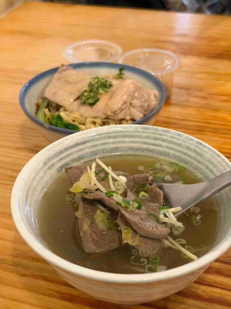 台中美食｜桂蘭麵：隱藏在巷弄裡，為什麼卻連平日中午都客滿？桂蘭雞腿麵手切滷肉飯爆多香菜
