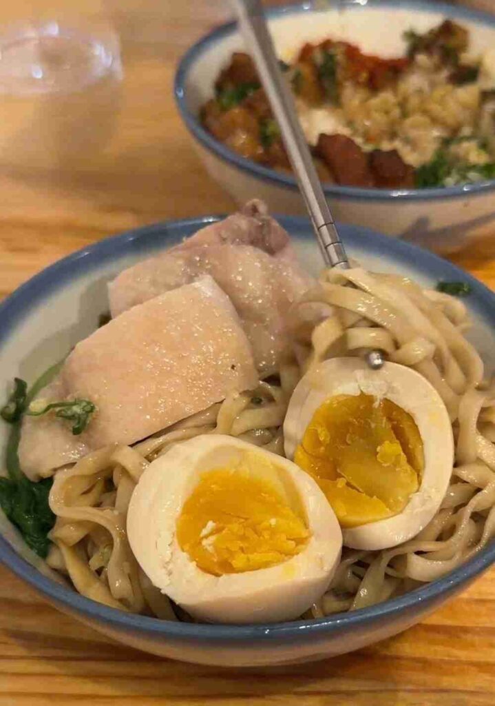 台中美食｜桂蘭麵：隱藏在巷弄裡，為什麼卻連平日中午都客滿？桂蘭雞腿麵手切滷肉飯爆多香菜