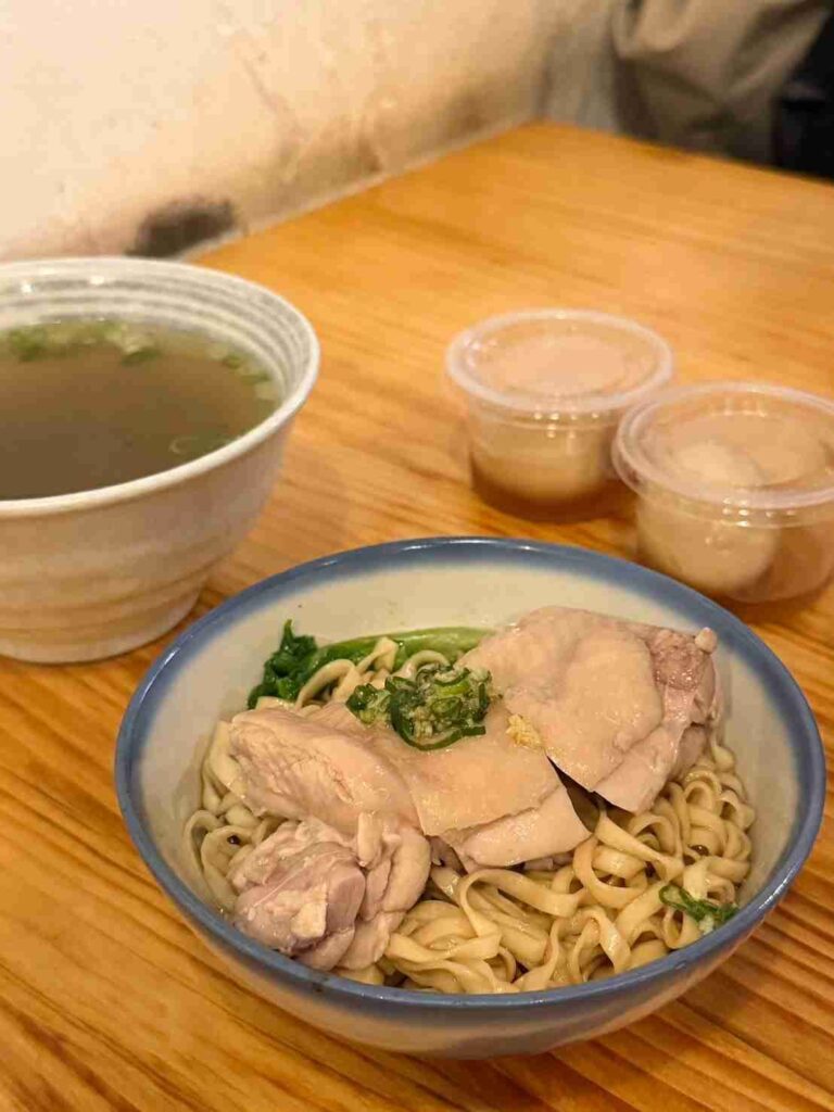台中美食｜桂蘭麵：隱藏在巷弄裡，為什麼卻連平日中午都客滿？桂蘭雞腿麵手切滷肉飯爆多香菜