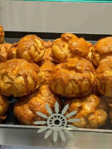 Read more about the article Beard papa’s 泡芙┃蜂蜜奶油派皮：每天兩個時段供應，每人限購兩顆，我最推薦卡士達！