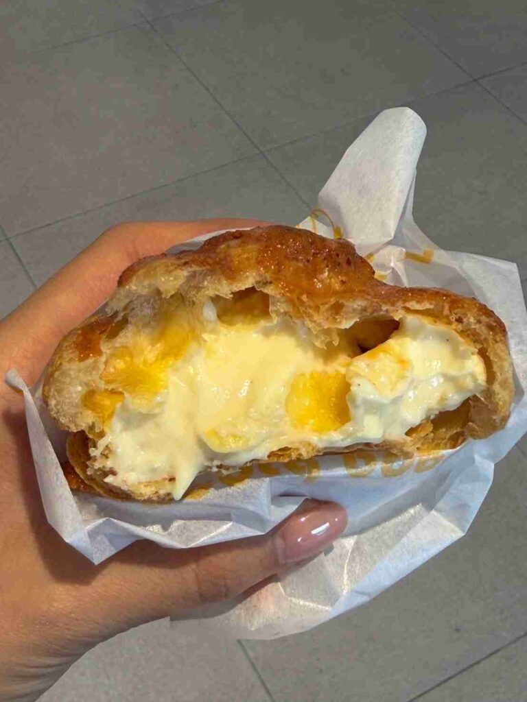 Beard papa’s 泡芙|蜂蜜奶油派皮:每天兩個時段供應,每人限購兩顆,我最推薦卡士達!